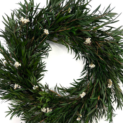 closer look at the vintage preserved holiday wreath accented by daisy flowers